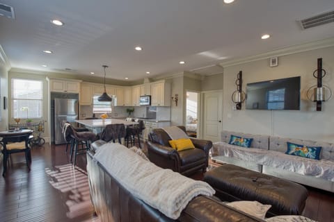 TV and multimedia, Kitchen or kitchenette, Living room