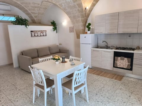 Kitchen or kitchenette, Dining area, oven, stove