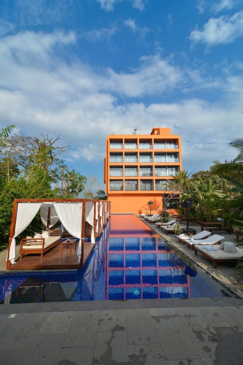 Facade/entrance, Swimming pool