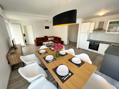 TV and multimedia, Kitchen or kitchenette, Living room, Seating area, Dining area, pet friendly, stove