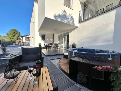 Patio, Hot Tub, Balcony/Terrace