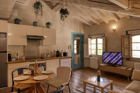 TV and multimedia, Coffee/tea facilities, Kitchen or kitchenette, Living room, Dining area, pet friendly