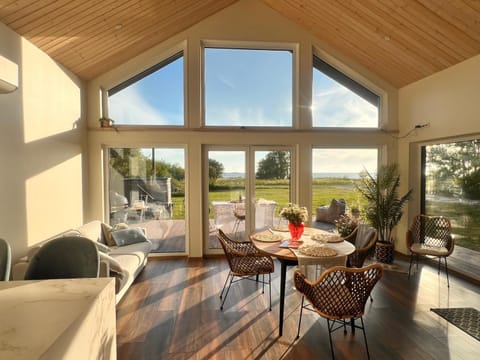 Patio, Day, Natural landscape, Garden, View (from property/room), Balcony/Terrace, Living room, Seating area, Dining area, Garden view