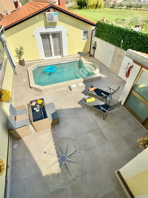 Pool view, Swimming pool, sunbed