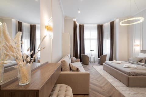 Bed, View (from property/room), Living room, Photo of the whole room, Decorative detail, Seating area, Bedroom, Family