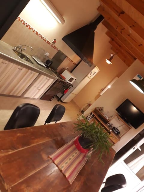 Kitchen or kitchenette, Dining area, minibar, stove