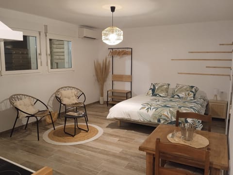 Bed, Living room, Photo of the whole room, Seating area, air conditioner
