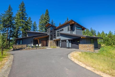 Family-Friendly, Hot Tub & Suncadia Pool Access House in Ronald