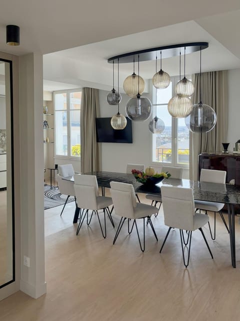 TV and multimedia, Living room, Seating area, Dining area, City view, Landmark view, dishwasher