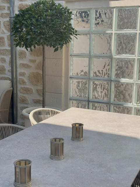 Patio, Day, Solarium, Dining area