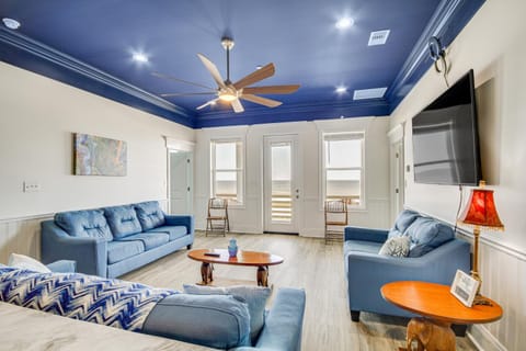 Long Beach Home with Views and On-Site Beach Access! House in Long Beach