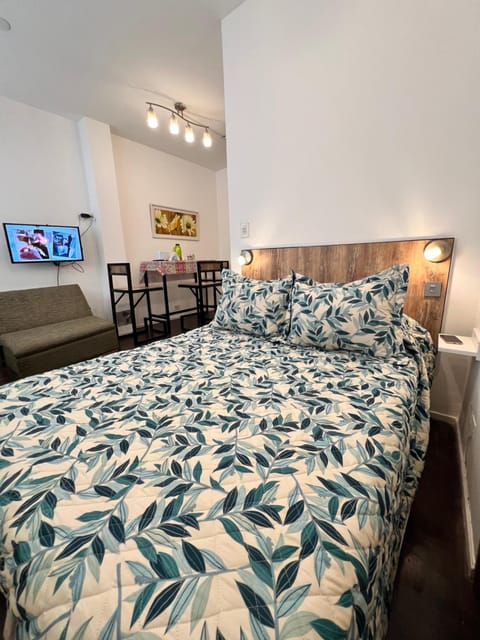 Bed, TV and multimedia, Photo of the whole room