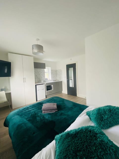 Roomello City Studios Apartment in England