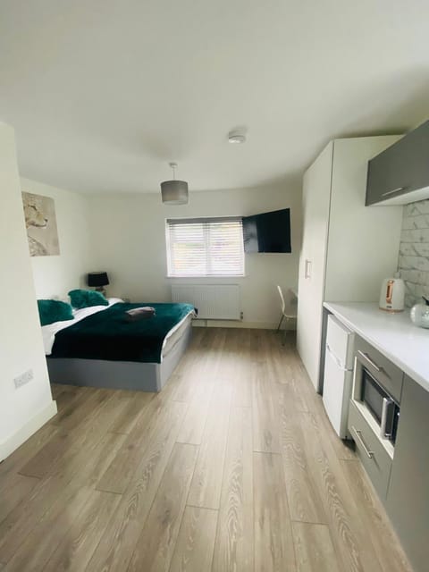 TV and multimedia, Coffee/tea facilities, Kitchen or kitchenette, Photo of the whole room