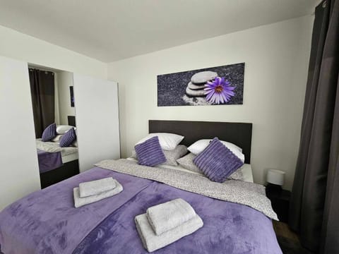 Bed, Bedroom, towels