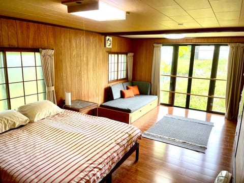 Bed, Photo of the whole room, Seating area, Bedroom