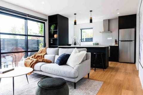 Kitchen or kitchenette, Seating area