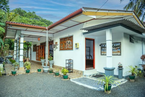 Property building, Day, Garden, Garden view