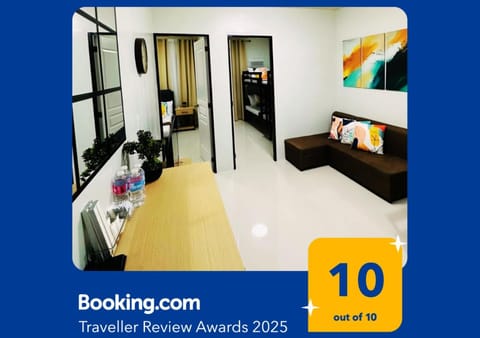 Communal lounge/ TV room, Bed, Library, TV and multimedia, Living room, Photo of the whole room, Seating area, Evening entertainment, Bedroom, Text overlay, hair dresser