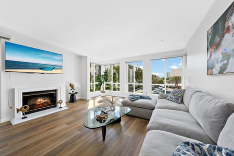 Natural landscape, TV and multimedia, View (from property/room), Living room, Decorative detail, Seating area, City view, furniture, internet, air conditioner