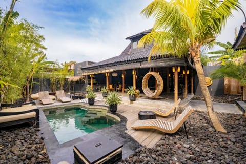 Property building, Swimming pool, sunbed