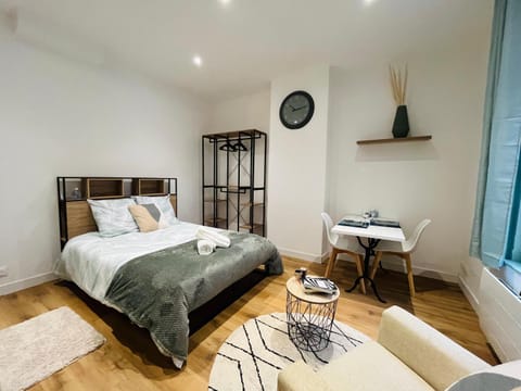 Bed, Living room, Photo of the whole room