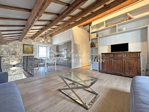 Communal lounge/ TV room, Kitchen or kitchenette, Living room, Seating area, Dining area, Evening entertainment