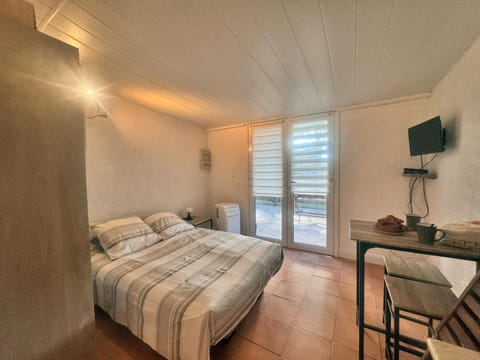 TV and multimedia, Photo of the whole room, Bedroom