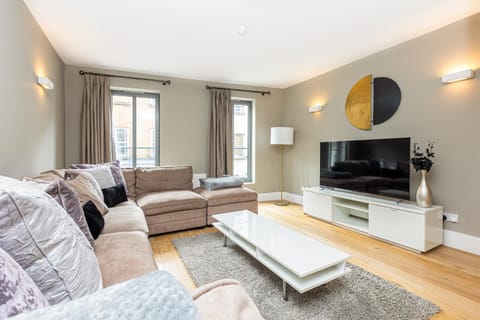 Communal lounge/ TV room, TV and multimedia, Living room, Seating area, Evening entertainment