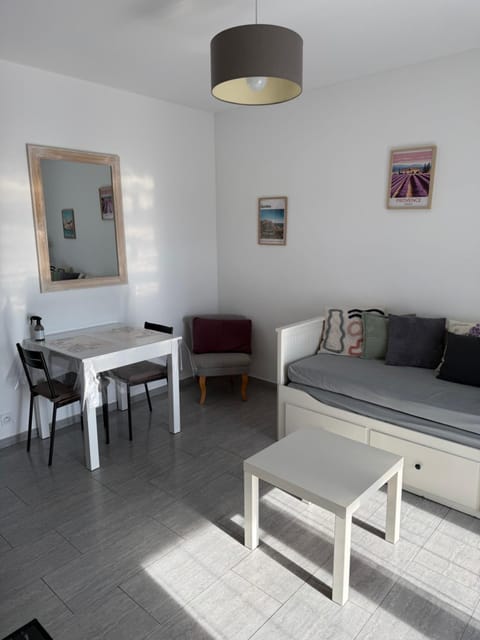 Appartement cosy avec cour privée & terrasse Calme idéal couples familles Apartment in Cavaillon