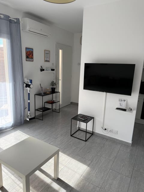 Appartement cosy avec cour privée & terrasse Calme idéal couples familles Apartment in Cavaillon