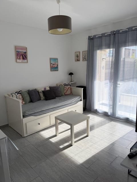 Appartement cosy avec cour privée & terrasse Calme idéal couples familles Apartment in Cavaillon