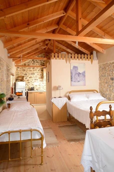 Bed, People, Photo of the whole room, Dining area, Bedroom, On site, Guests, group of guests, hair dresser
