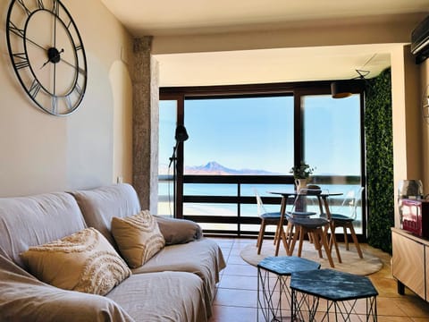 Natural landscape, View (from property/room), Balcony/Terrace, Living room, Seating area, Dining area, Mountain view