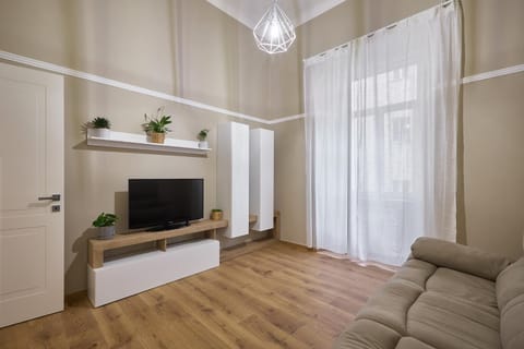 Communal lounge/ TV room, TV and multimedia, Living room, Seating area, Evening entertainment