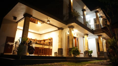 Property building, Night, Communal kitchen, oven, kitchen