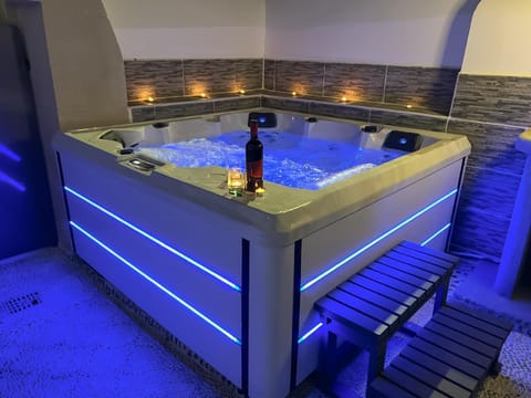 Garden, Hot Tub