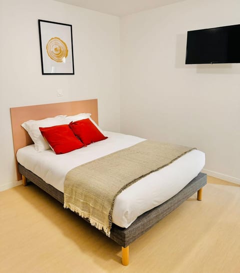 Bed, TV and multimedia, Bedroom
