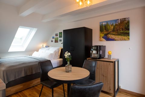 Bed, Coffee/tea facilities, Photo of the whole room, Dining area, Bedroom