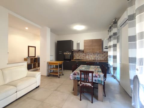 Kitchen or kitchenette, Living room, Seating area, Dining area