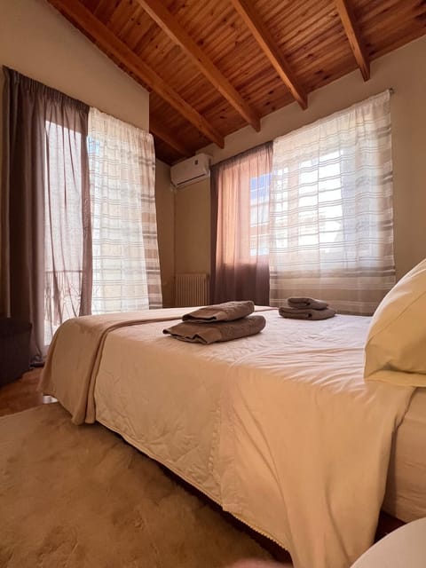 Bed, Balcony/Terrace, Photo of the whole room, Bedroom, Inner courtyard view, internet, locker, towels, air conditioner