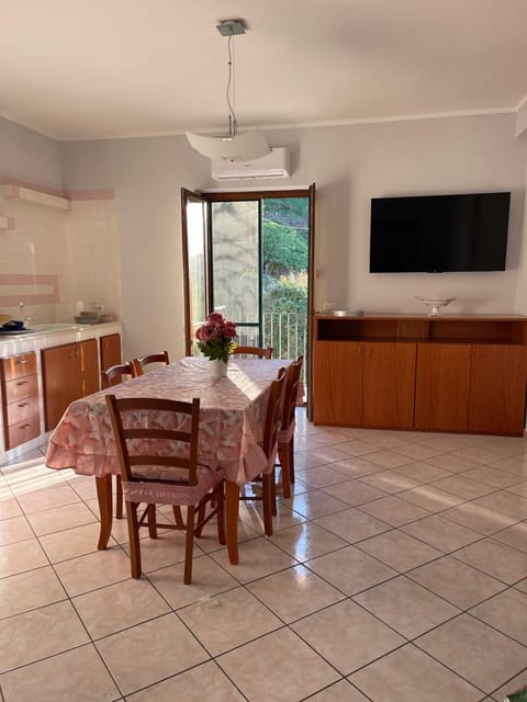 TV and multimedia, Living room, Seating area, Dining area, air conditioner
