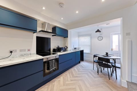 Kitchen or kitchenette, Dining area, minibar, pet friendly, stove