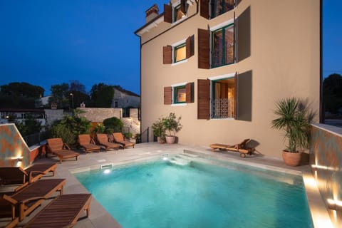 Property building, Swimming pool