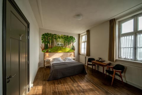 Bed, Photo of the whole room, Seating area, Bedroom