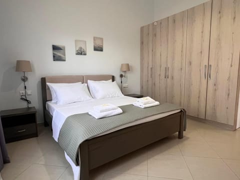 Photo of the whole room, Bedroom, wardrobe