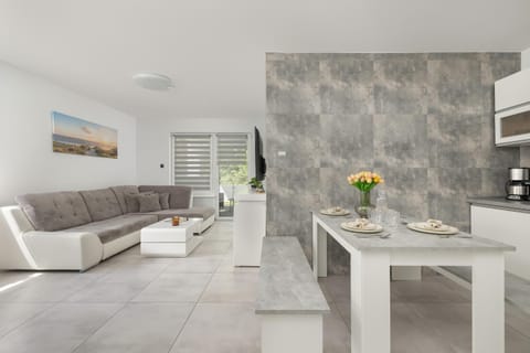 Kitchen or kitchenette, Living room, Seating area, Dining area