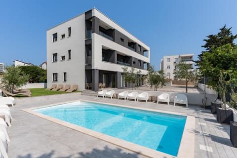 Property building, Day, Pool view, Swimming pool, Parking, sunbed