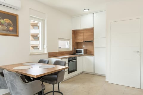 Kitchen or kitchenette, Dining area, oven