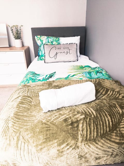 Bed, Bedroom, towels